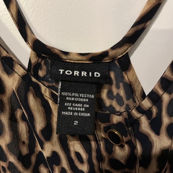 Torrid button front cheetah print top- size 2 - Picture 4 of 6